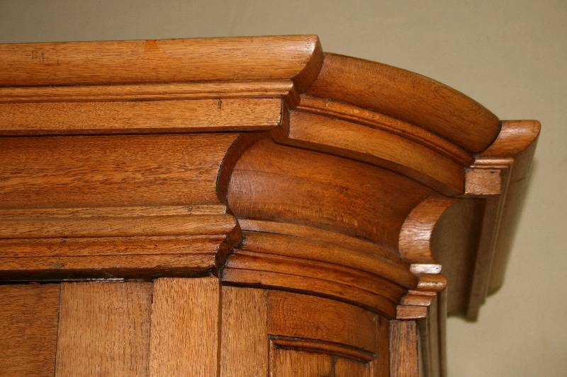 Detail a: Dielenschrank, westdeutsch/Raum Trier/Mainz, um 1740/50, Eiche massiv, ausgesuchte HolzqualitÄt, 2-tÜrig, Inlets doppelt getreppt, Rahmenfassung ...