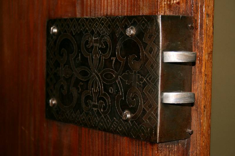 Detail b: Dielenschrank, westdeutsch/Raum Trier/Mainz, um 1740/50, Eiche massiv, ausgesuchte HolzqualitÄt, 2-tÜrig, Inlets doppelt getreppt, Rahmenfassung ...