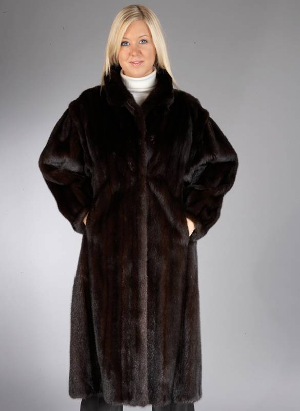 Dunkelbrauner Nerzmantel, Gr. ca. 40/42, Innenlabel Saga Mink, 2 seitl. Einschub- taschen, Stehkragen, 1 großer Zierknopf, RÜckenl. ca. 120 cm