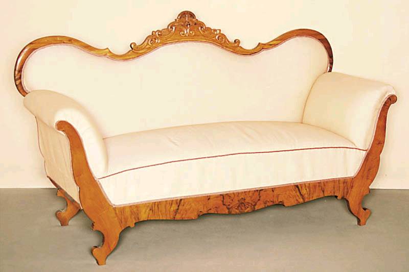 Spätbiedermeiersofa, süddeutsch, um 1840/45,Korpus Weichholz, Wurzelnußfurnier, z.T. gespiegelt verlegt, Rückenteil 3-fach geschwungen und ...