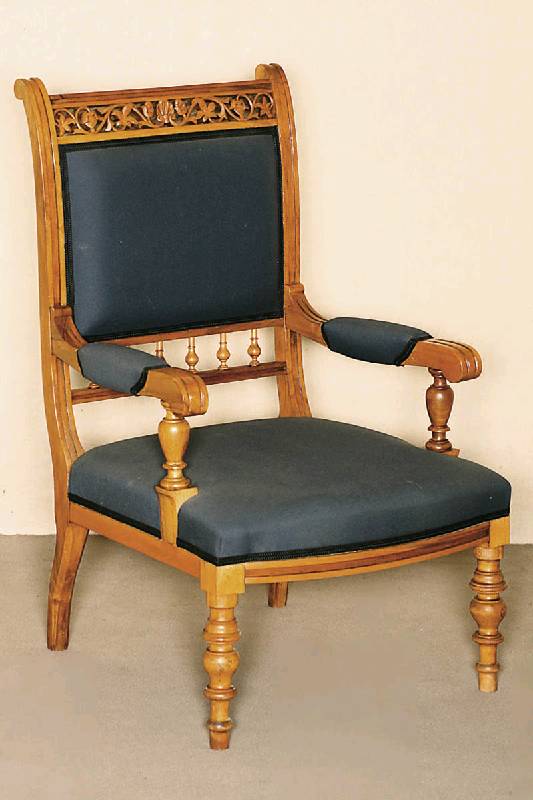Stuhlsessel, England, um 1880/90, Nußbaum massiv, reiche Drechselarbeiten, Renaissancestil mit Frühbarockelementen, Front leicht geschweift, ...