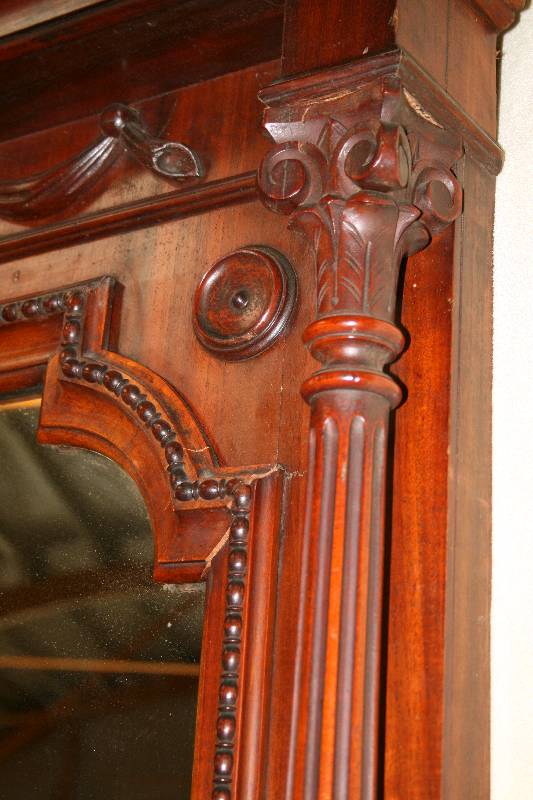 Detail a: Großer Spiegel, mitteldeutsch, um 1870/80, Korpus Weichholz, Mahagonifurnier gespiegelt verlegt, Perlleistenverzierung, Rosetten und freistehende ...