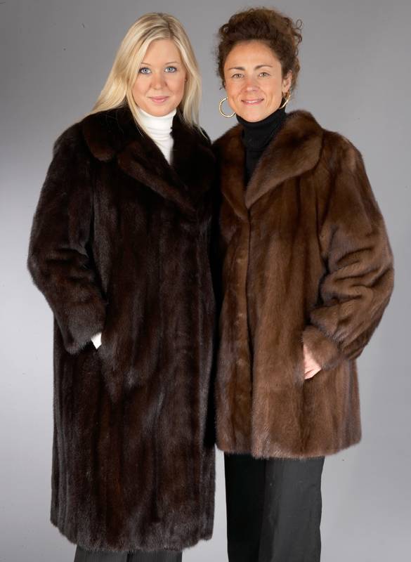 Konvolut 1 Pelzmantel und 1 Pelzjacke, Gr. ca. 40/42, best. aus : 1 dunkelbraunen Nerzmantel, lÄngsverarbeitete Felle, braunes Innenfutter, ...