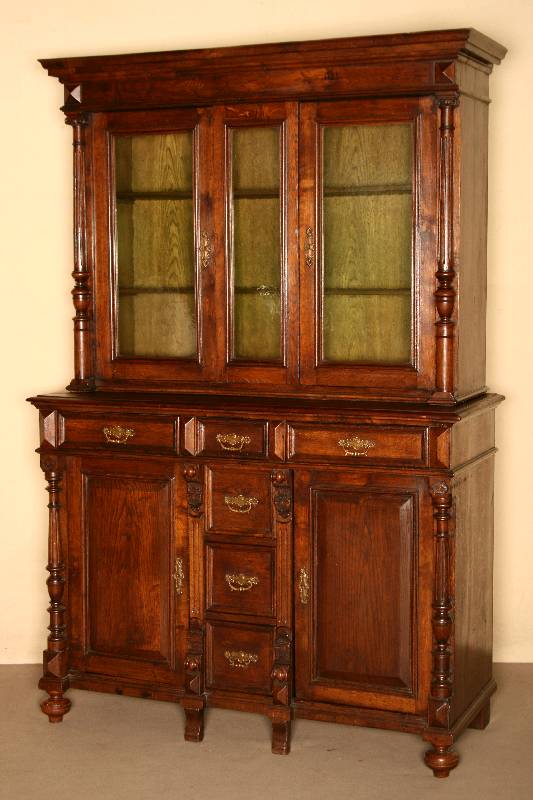 GrÜnderzeitanrichte mit Aufsatz, deutsch, um 1880, Eiche massiv, auf eckigen FÜßen, Lisenen oben und unten mit vorgesetzten gedrechselten ...
