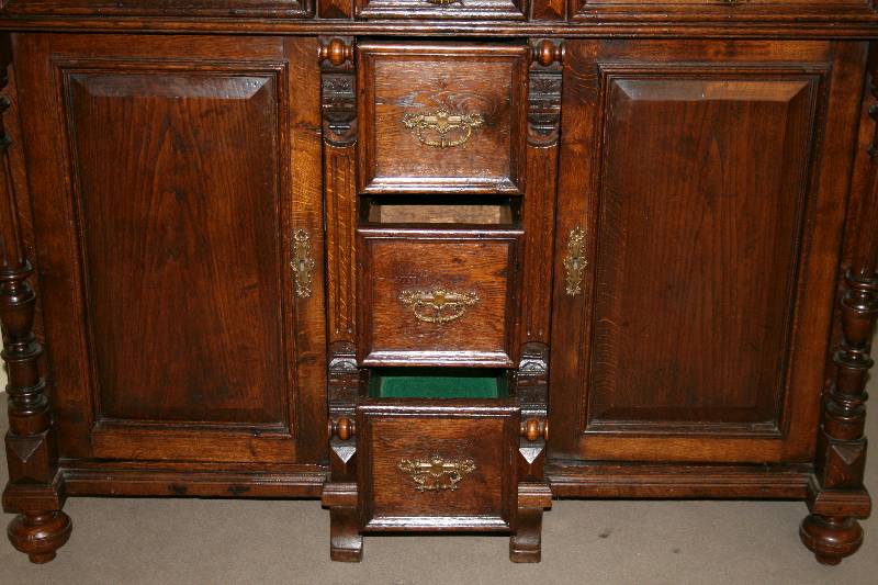 Detail a: GrÜnderzeitanrichte mit Aufsatz, deutsch, um 1880, Eiche massiv, auf eckigen FÜßen, Lisenen oben und unten mit vorgesetzten gedrechselten ...