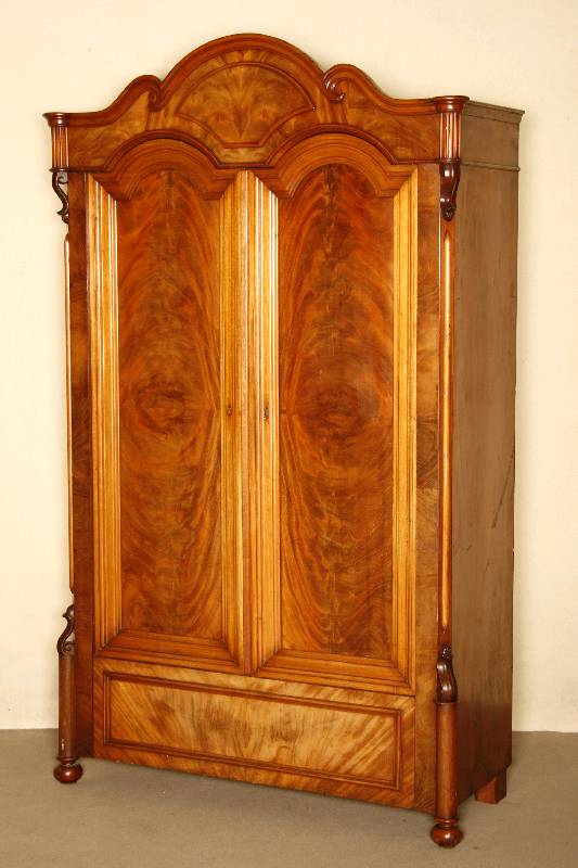 Schrank, deutsch, um 1860, Louis-Philippe, Korpus Weichholz, Mahagoni furniert, z.T. gespiegelt verlegt, auf kleinen KugelfÜßen, abgeschrÄgte ...