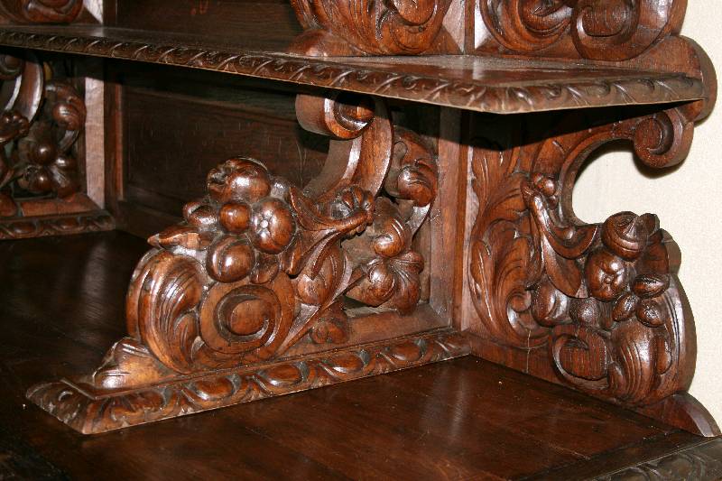 Detail a: Anrichte mit Prunkaufsatz, Belgien/Westfrankreich, um 1850/60, Eiche massiv, Front und Seiten auf Rahmen gearbeitet, Inlets mit Schnitzereien aus ...