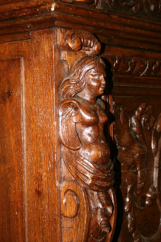 Detail b: Anrichte mit Prunkaufsatz, Belgien/Westfrankreich, um 1850/60, Eiche massiv, Front und Seiten auf Rahmen gearbeitet, Inlets mit Schnitzereien aus ...
