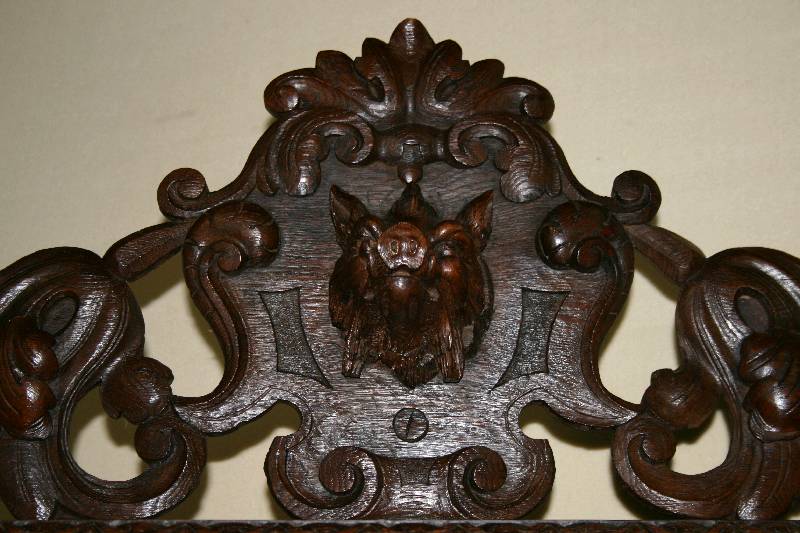 Detail c: Anrichte mit Prunkaufsatz, Belgien/Westfrankreich, um 1850/60, Eiche massiv, Front und Seiten auf Rahmen gearbeitet, Inlets mit Schnitzereien aus ...