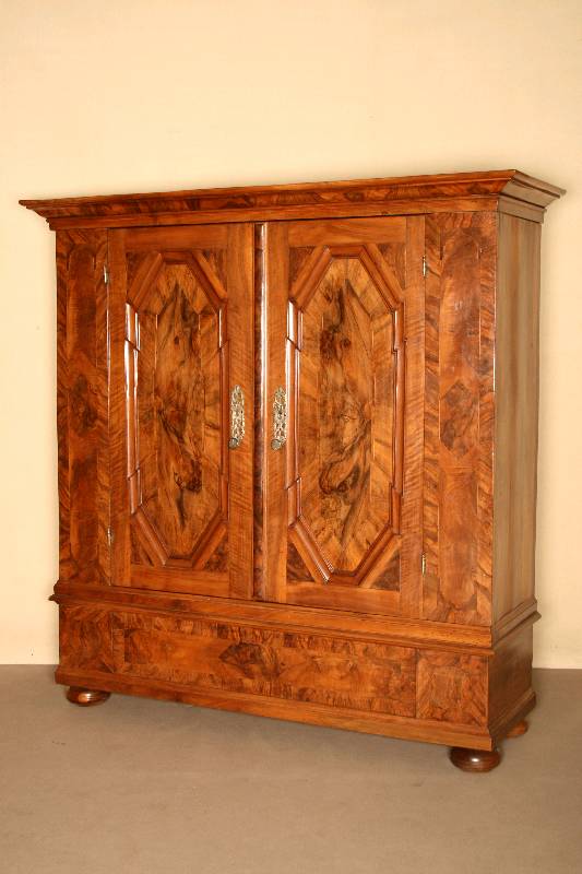 Prunkschrank, deutsch/Niederrhein, um 1720/30, Korpus Weichholz, Front Rahmenfassung, FÜllungen in vielfach verkehlten Rahmenfassungen, diese ...