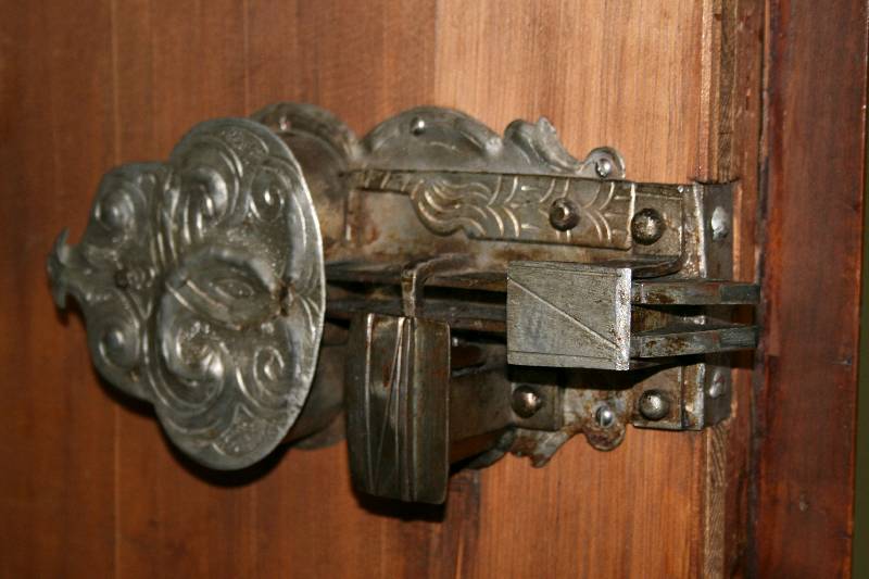 Detail a: Prunkschrank, deutsch/Niederrhein, um 1720/30, Korpus Weichholz, Front Rahmenfassung, FÜllungen in vielfach verkehlten Rahmenfassungen, diese ...