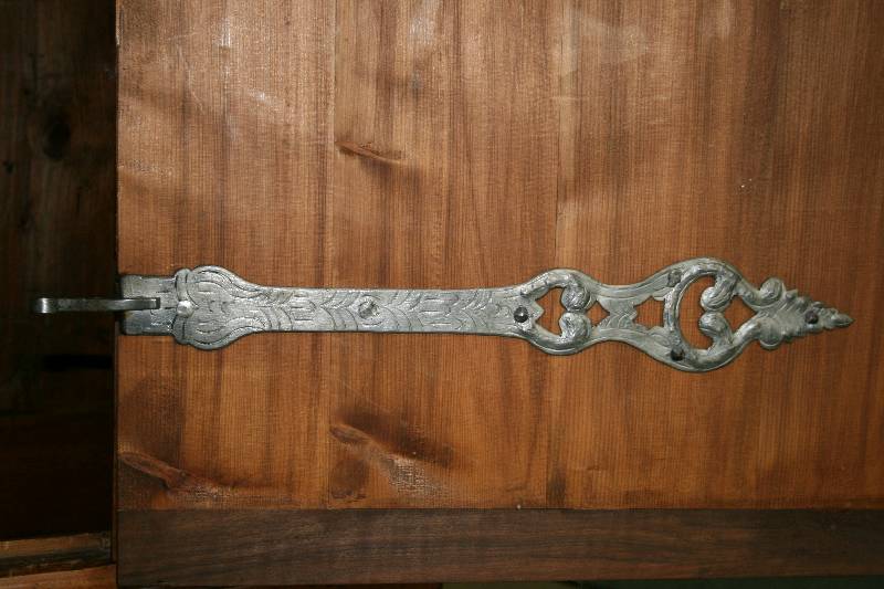 Detail b: Prunkschrank, deutsch/Niederrhein, um 1720/30, Korpus Weichholz, Front Rahmenfassung, FÜllungen in vielfach verkehlten Rahmenfassungen, diese ...