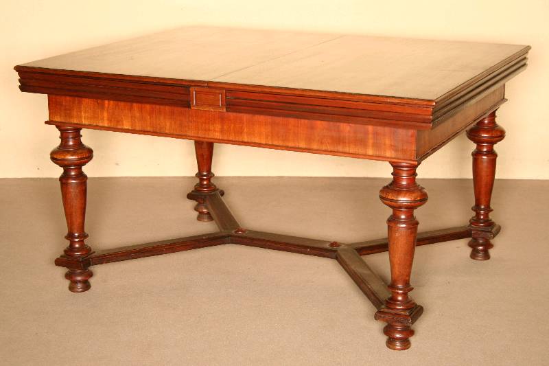 GrÜnderzeitausziehtisch, deutsch, um 1880, Mahagoni massiv, z.T. furniert, gedrechselte Beine, y-fÖrmig verstrebt, Zarge mit Leistenverzierung, ...