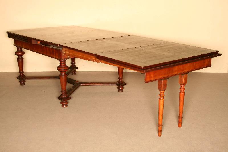 Detail a: GrÜnderzeitausziehtisch, deutsch, um 1880, Mahagoni massiv, z.T. furniert, gedrechselte Beine, y-fÖrmig verstrebt, Zarge mit Leistenverzierung, ...