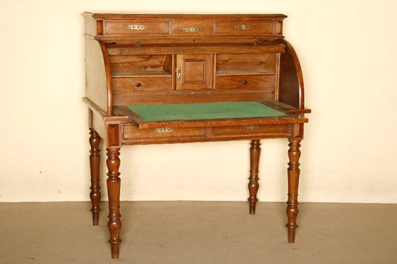 Schreibtisch mit Schieberollo, Holland, um 1880, Willhelm III, Korpus Eiche, z.T. furniert, auf gedrechselten Beinen, unter der Arbeitsplatte zwei ...
