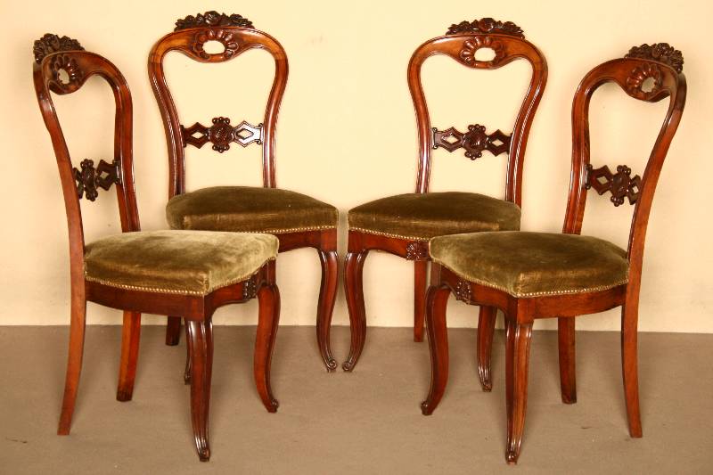 4 StÜhle, deutsch, um 1860, Louis-Philippe, Mahagoni massiv, profilierte Volutenbeine, Zarge mit Muschel- und Blattschnitzerei, lyrafÖrmige ...