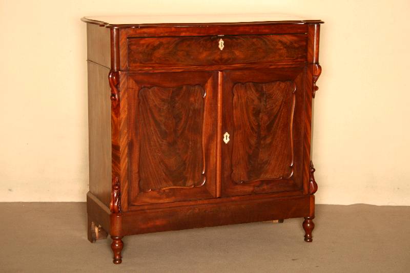 Kleine Anrichte, Holland, um 1860, Louis -Philippe, Korpus Mahagoni, RÜckwand Weichholz, Mahagonifurnier, auf KugelfÜßen, 2-tÜrig mit ...