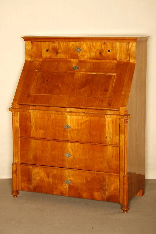 Detail a: SekretÄr, deutsch, um 1840, SpÄtbiedermeier, Korpus Weichholz, Kirschbaum furniert, Ecken mit aufgesetzten gedrechselten 3/4 SÄulen, 3-schÜbig, ...