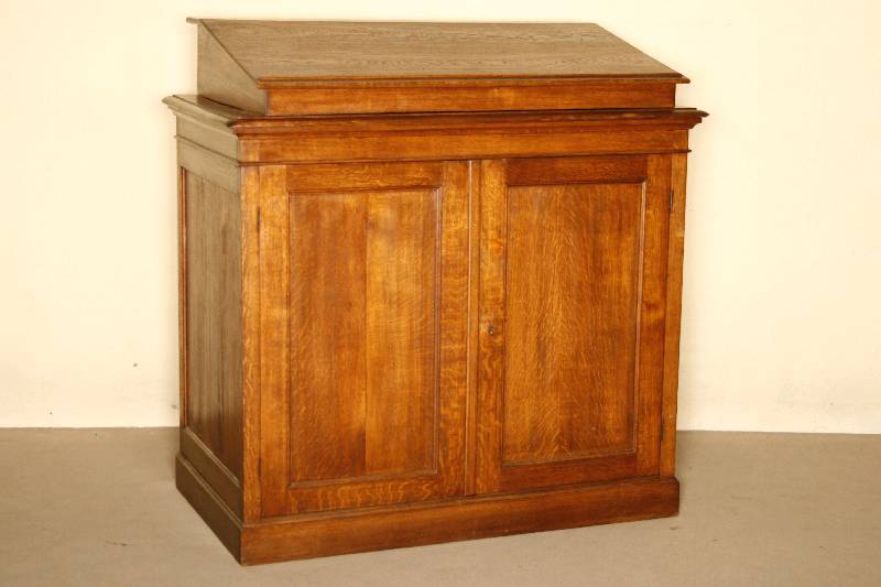 Stehpult, England, um 1890/1900, Eiche massiv, 2-tÜrig, unten Archivschrank mit Ablage fÜr Akten, Oberteil abnehmbar, als Schreibpult ...