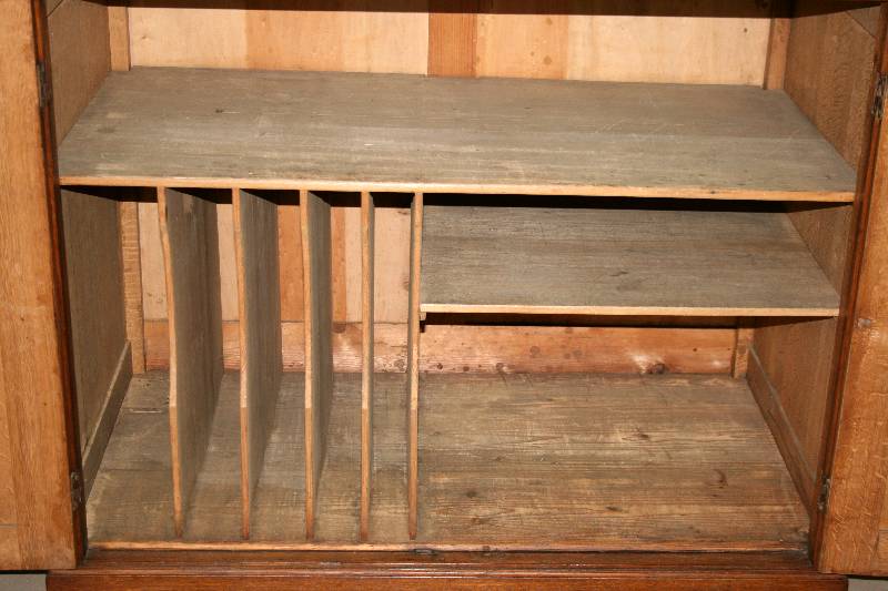 Detail a: Stehpult, England, um 1890/1900, Eiche massiv, 2-tÜrig, unten Archivschrank mit Ablage fÜr Akten, Oberteil abnehmbar, als Schreibpult ...