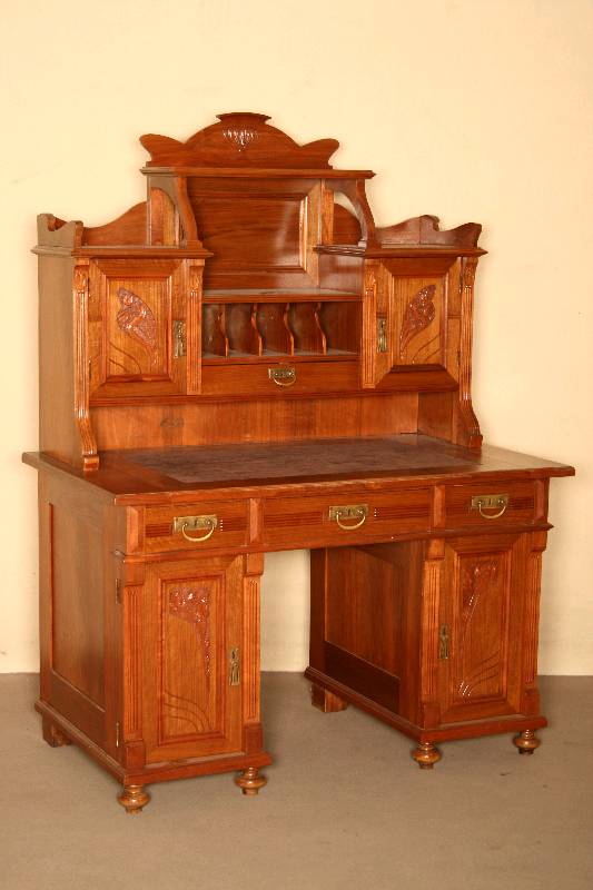 Aufsatzschreibtisch, deutsch, um 1900, Jugendstil, Korpus Weichholz, Nußbaumfurnier, FÜllungen massiv, auf KugelfÜßen, Lisenen gerieft, unter ...