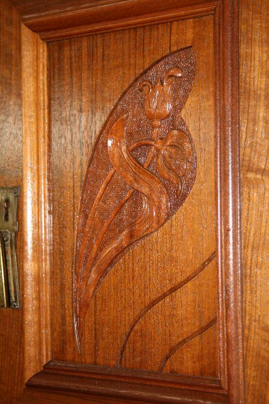 Detail a: Aufsatzschreibtisch, deutsch, um 1900, Jugendstil, Korpus Weichholz, Nußbaumfurnier, FÜllungen massiv, auf KugelfÜßen, Lisenen gerieft, unter ...