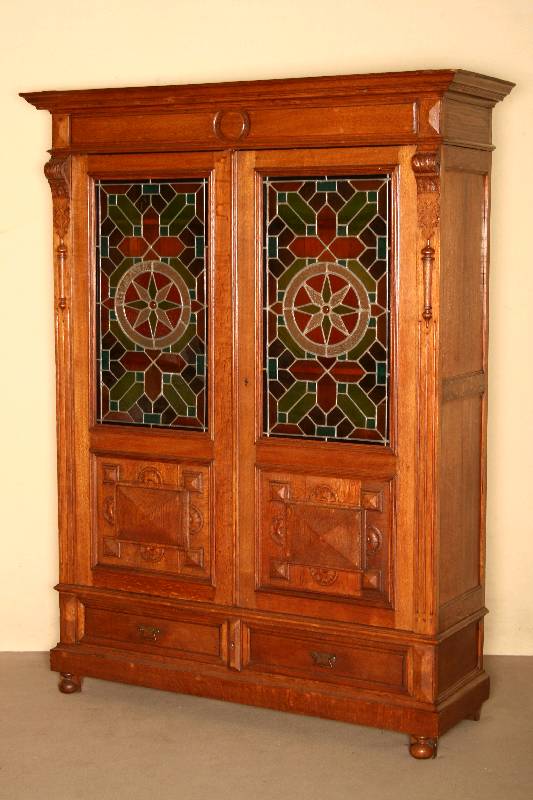 Schrank, Flandern, um 1870, Eiche massiv, Lisen gerillt, auf KugelfÜßen, 2-schÜbig, TÜren im Unterteil mit prismenfÖrmigen FÜllungen, oben ...