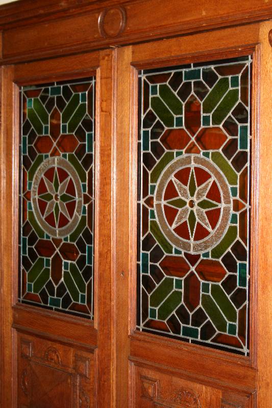 Detail a: Schrank, Flandern, um 1870, Eiche massiv, Lisen gerillt, auf KugelfÜßen, 2-schÜbig, TÜren im Unterteil mit prismenfÖrmigen FÜllungen, oben ...
