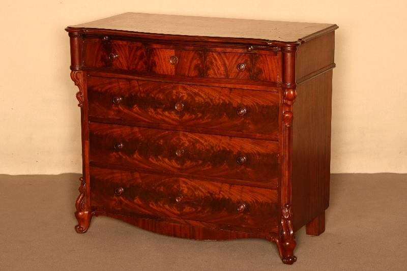 Kommode, deutsch, um 1860, Louis-Philippe, Mahagoni furniert, gespiegelt verlegt, auf doppelt geschweiften FÜßen, Zarge gebogen, abgeschrÄgte ...