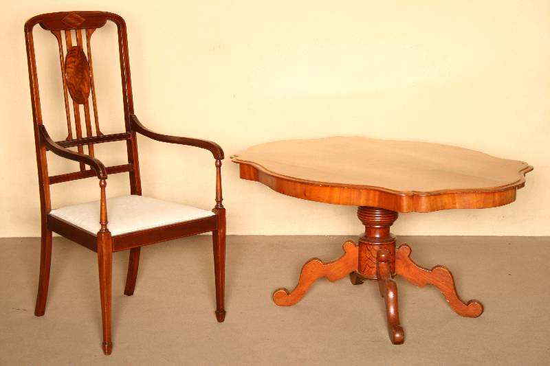 Couchtisch, deutsch, um 1860/70, Louis -Philippe, massive Mahagoniplatte, profilierte Zarge mehrfach geschwungen, ehemaliger Eßtisch, leicht ...