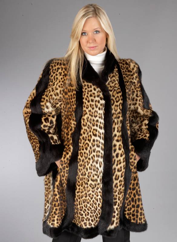 Leoparden-Swingermantel, Gr. 42, Leopardenfelle mit ZwischennÄhten und SÄume aus schwarzem Nerz, Kragen, 2 seitl. Einschubtaschen, schwarzes ...