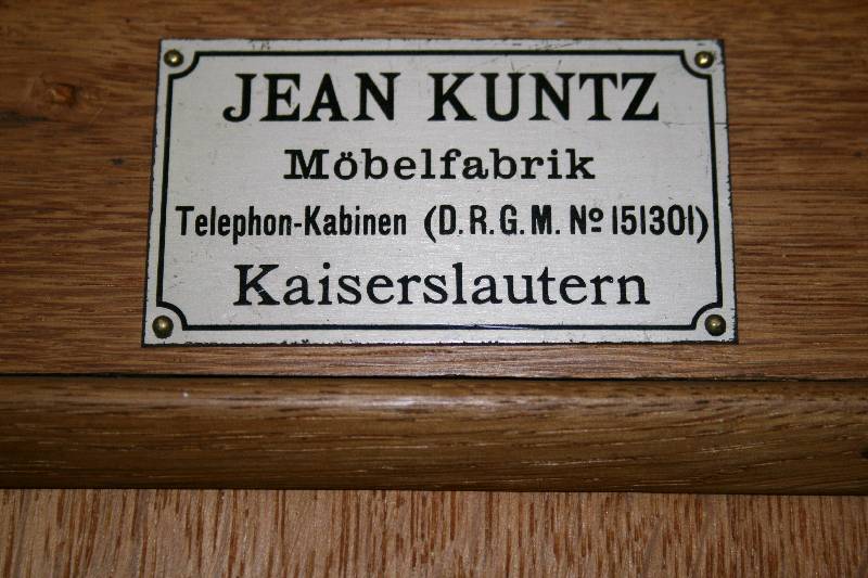 Detail a: AufsatzmÖbel, westdeutsch/Kaiserslautern, um 1900, Korpus Eiche massiv, Nußbaum massiv bzw. Wurzelnußfurnier gespiegelt verlegt, leichter ...