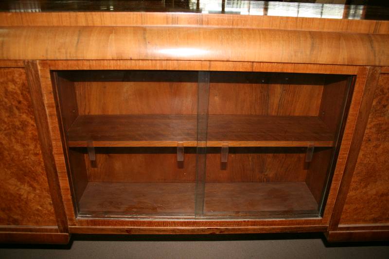Detail a: Herrenschreibtisch, deutsch, um 1930/32, wohl HallermÖbel, sogenanntes deutsches ArtDeco, Korpus Hartholz, Front und Seiten vertikal geschwungen, ...