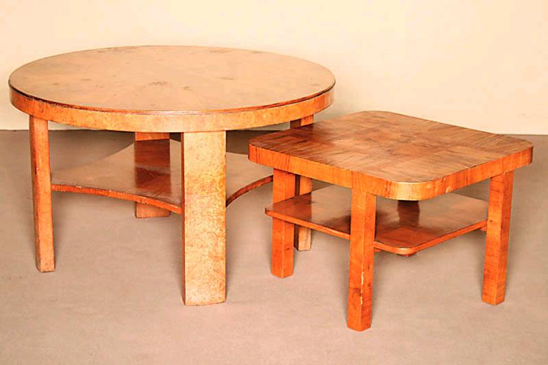 Zwei Clubtische, deutsch, um 1930/32, sogenanntes deutsches ArtDeco, Korpus Weichholz/Hartholz, kaukasisch Nußbaumfurnier, vielfach gespiegelt ...