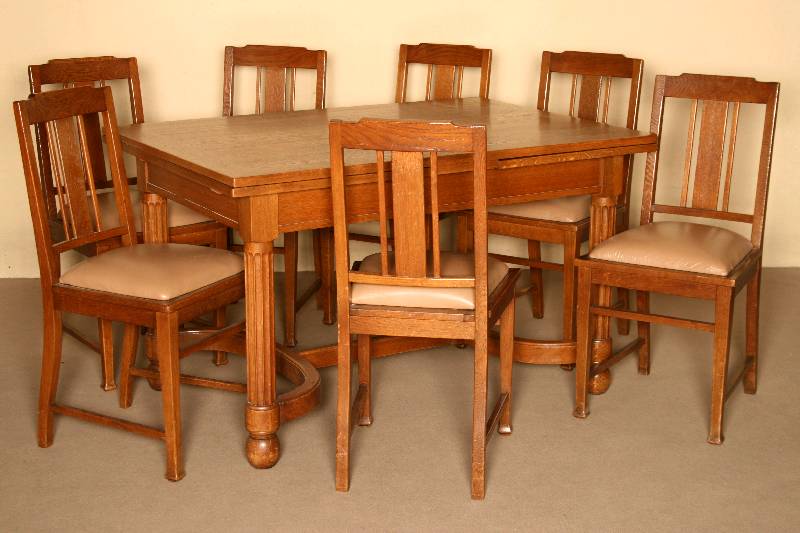 Ausziehtisch und sieben StÜhle, deutsch/rheinisch, um 1900/05, Eiche massiv, Jugendstil mit starkem DarmstÄdter Einfluß, klare Durchformung, ...