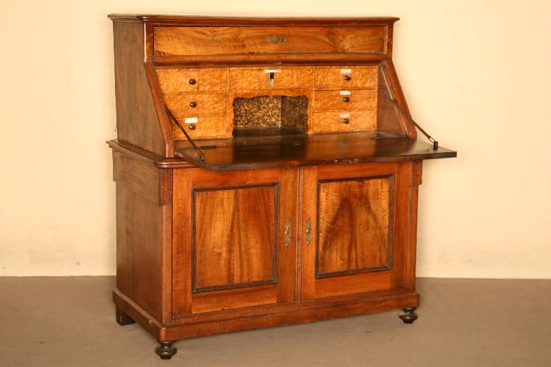 KlappsekretÄr, deutsch, Oberteil um 1830/40, Unterteil um 1850/60, Korpus Weichholz, Oberteil Wurzelnuß dickfurnierig z.T. gespiegelt verlegt, ...