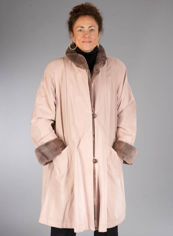 Popeline-Longjacke mit Bisaminnenfutter, Gr. 42, Bisamfelle in versch. RosetÖnen gefÄrbt, 2 Einschubtaschen, Kragen, Ärmel umklappbar, ...