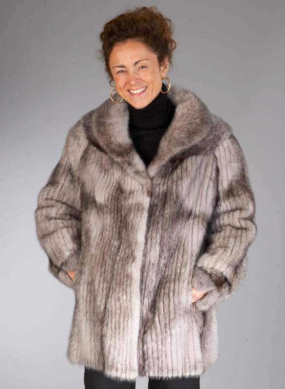 Longjacke aus Nerz, Gr. 42, graue Felle lÄngs verarbeitet, hellgraues Innenfutter, Innenlabel Saga Mink, Kragen, 2 Einschubtaschen, RÜckenl. ...