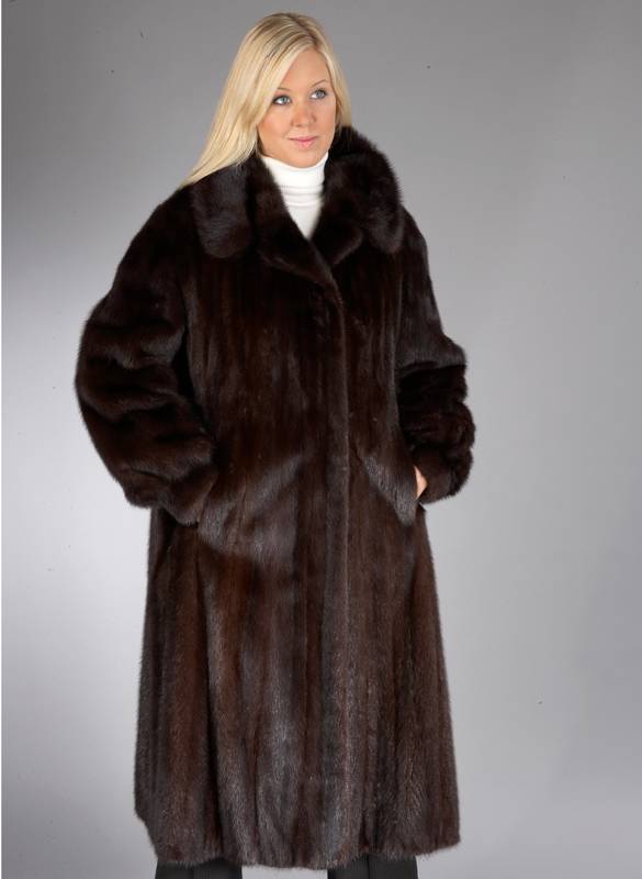Nerzmantel, Gr. ca. 38, dunkelbraune Felle, lÄngsverarbeitet, schwarzes Innenfutter mit Stickerei, Kragen, Ärmel mit Manschetten, 2 seitl. ...