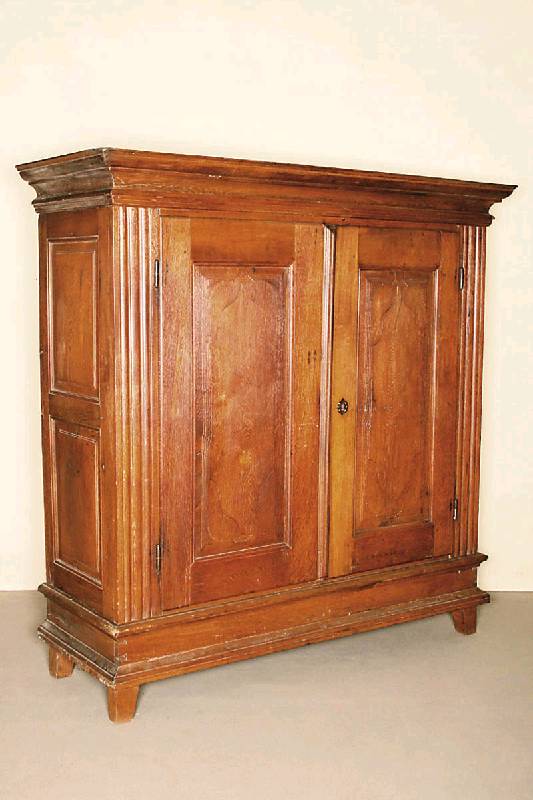 Schrank, Hessen/Darmstadt, um 1790/1810, Eiche massiv, komplett auf Rahmen gearbeitet, kassettiert, seitlich je zwei Kassetten, Frontkassetten in ...
