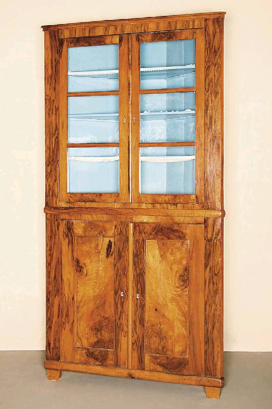 Aufsatzeckvitrine, süddeutsch, um 1830/35, Korpus Weichholz, Nußbaumfurnier bzw. Nußbaum massiv, Unterteil z.T. gespiegelt verlegt, Front auf ...