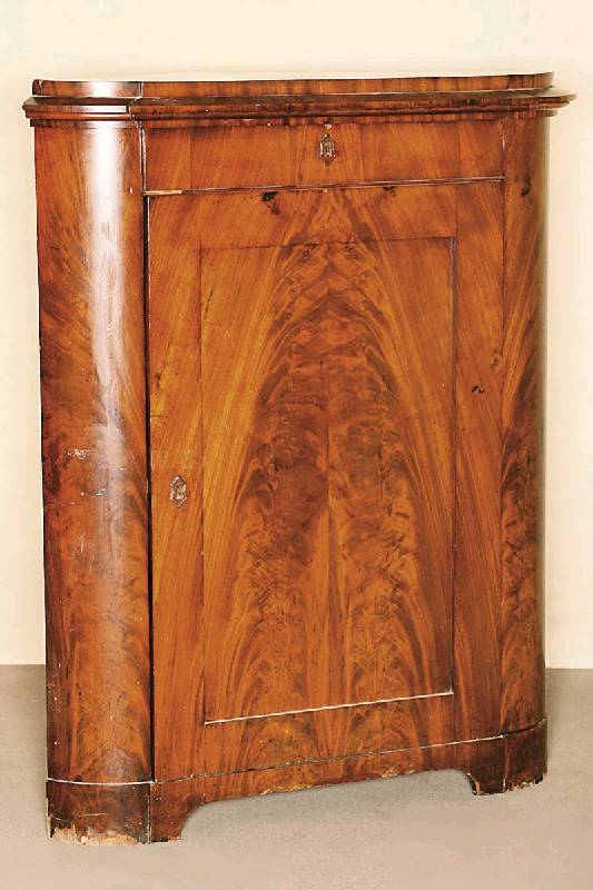 Eckschrank, mitteldeutsch, um 1850/60, komplett auf Rahmen gearbeitet, abgerundete Ecken, Fuß und Kopfteil passig, einfach verkröpft, ...