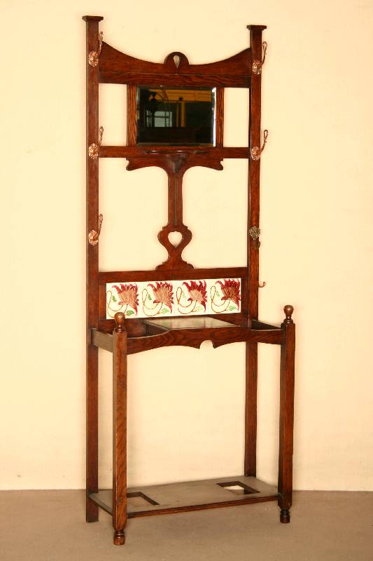 Flurgarderobe, Holland, um 1900/05, Eiche massiv, abstrakt floraler Jugendstil in symetrischer Anordnung, facettierter Spiegel, dieser leicht ...
