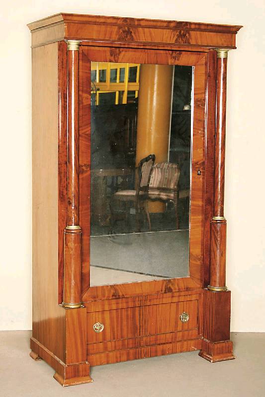 Empireschrank, deutsch/Gegend um Dresden, um 1900, Lisenen in Form von freistehenden in sich 3-fach gegliederten Säulen, Spiegel um 1830, Säulen ...