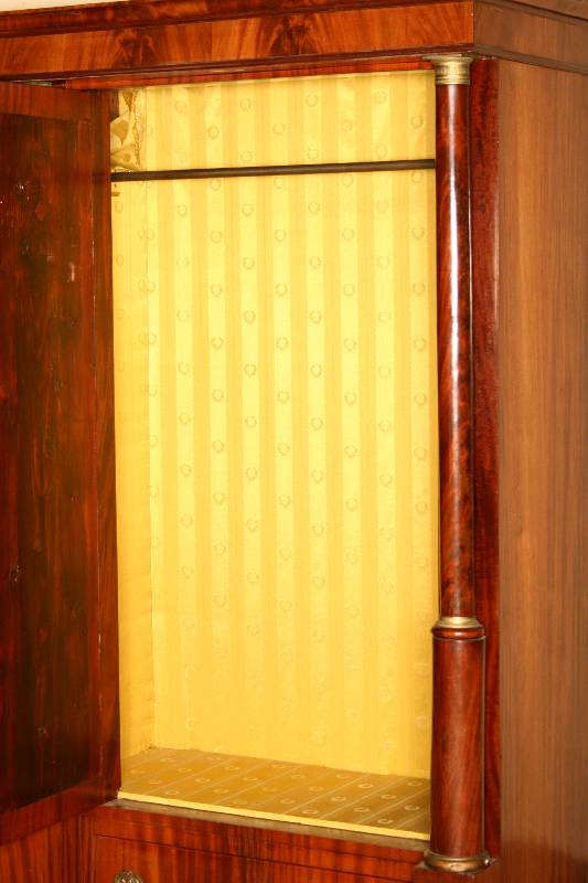 Detail a: Empireschrank, deutsch/Gegend um Dresden, um 1900, Lisenen in Form von freistehenden in sich 3-fach gegliederten Säulen, Spiegel um 1830, Säulen ...