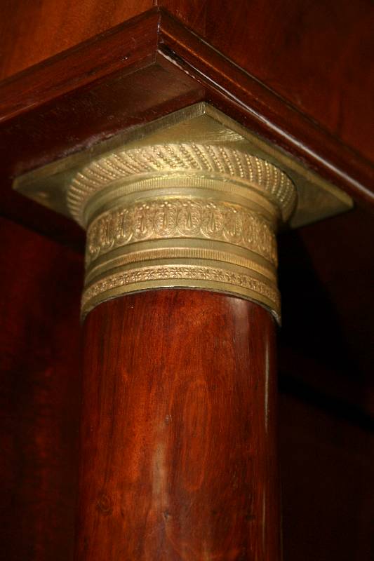 Detail b: Empireschrank, deutsch/Gegend um Dresden, um 1900, Lisenen in Form von freistehenden in sich 3-fach gegliederten Säulen, Spiegel um 1830, Säulen ...