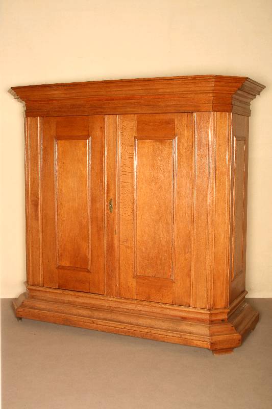 Dielenschrank, sÜddeutsch/Umkreis Frankfurt, um 1730/50, Eiche massiv, komplett auf Rahmen gearbeitet, ausgesuchtes Holz und meisterliche ...