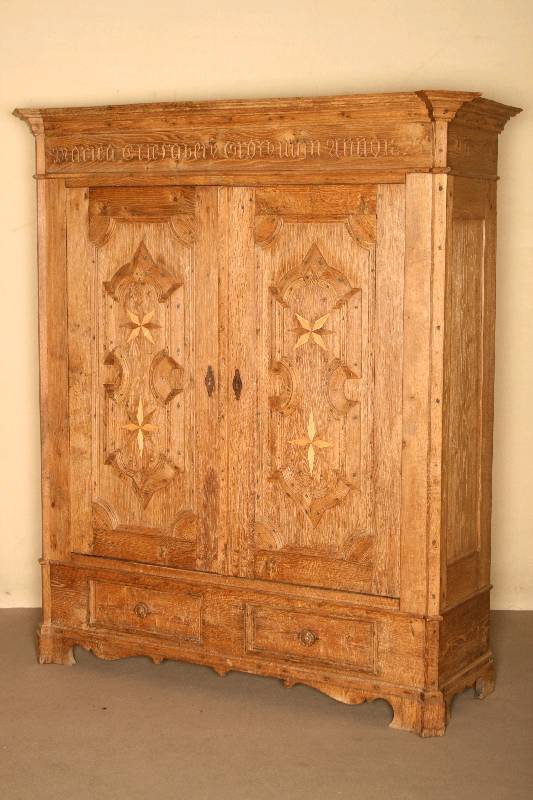 Bauernschrank, norddeutsch, um 1830/60, Eiche massiv, auf Rahmen gearbeitet, sogenannte Rahmenfassung, Kopfleiste 6-fach getreppt, FÜllungen ...