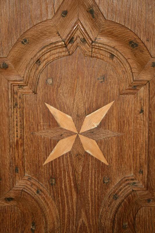 Detail a: Bauernschrank, norddeutsch, um 1830/60, Eiche massiv, auf Rahmen gearbeitet, sogenannte Rahmenfassung, Kopfleiste 6-fach getreppt, FÜllungen ...