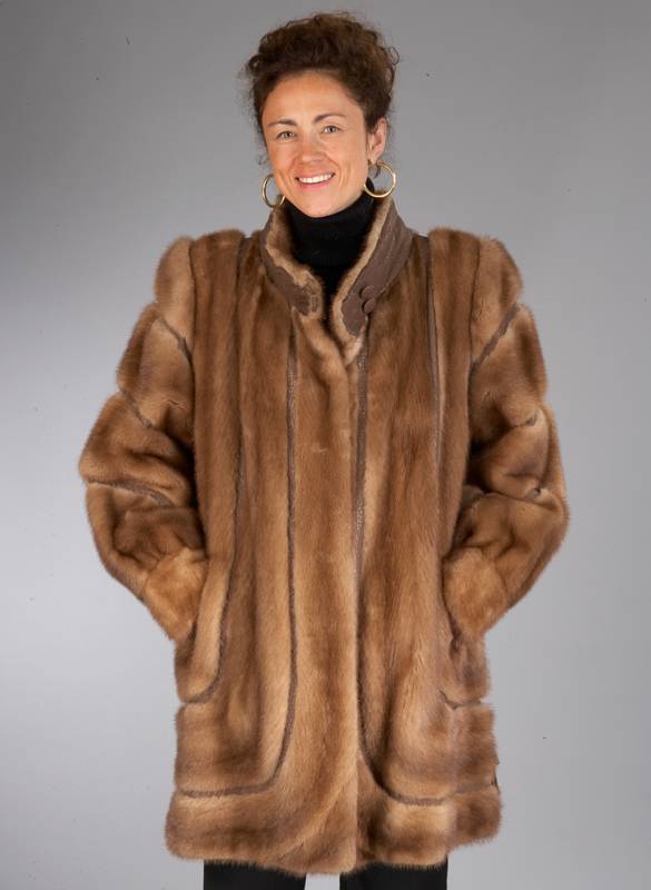 Nerz-Longjacke, Gr. ca. 42/44, hellbraun, lÄngs verarbeitete Felle mit LedereinsÄtzen, Innenlabel Braun/Mannheim, Innenfutter braun mit ...